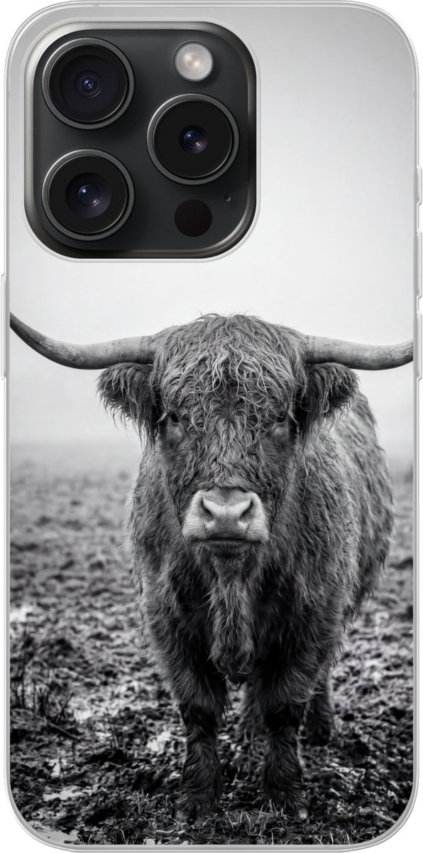 Telefoonhoesje Geschikt voor iPhone 15 Pro hoesje - Schotse hooglander - Zwart - Wit - Gras - Siliconen Telefoonhoesje Telefoonhoesje