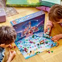 Kinderen spelen met een LEGO Disney adventskalender met kerstboom, kasteel en prinsessen
