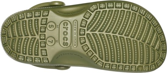 Onderkant van een legergroene Crocs klomp met profiel en maatindicatie.