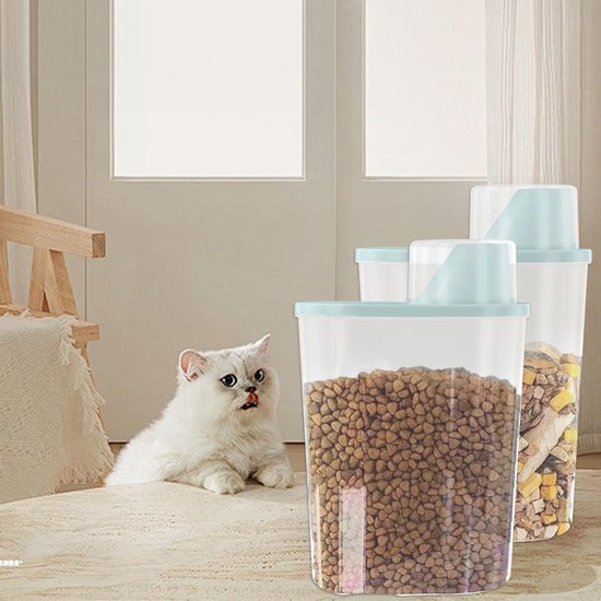 Witte kat likt zijn lippen naast een doorzichtige bak met hondenvoer en een bak met mungbonen.