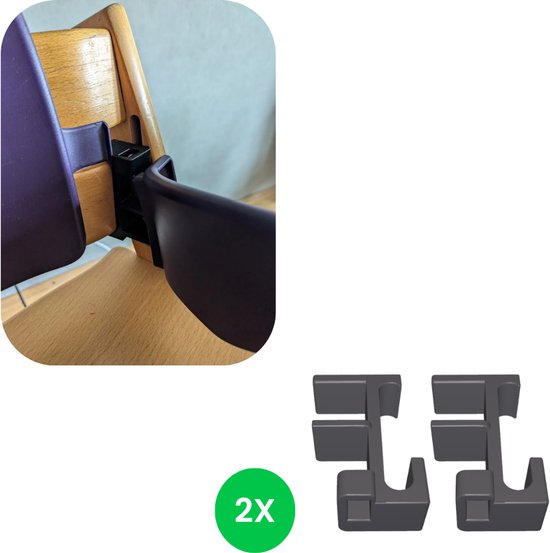 Paarse babyset met een paarse zitting en een paars veiligheidsgordel, vastgemaakt aan een houten kinderstoel met een zwarte adapter. Naast de stoel, twee zwarte adapters.