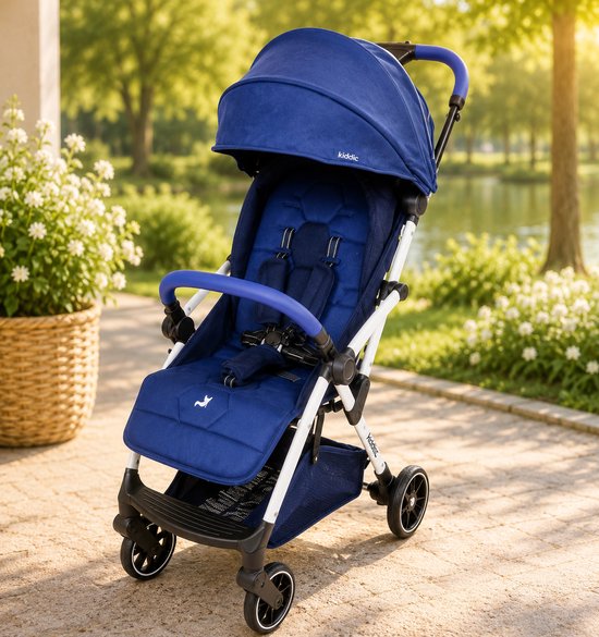 Blauwe Leclerc buggy met witte poten en een mandje onderaan. De buggy heeft een verstelbare rugleuning en voetensteun.