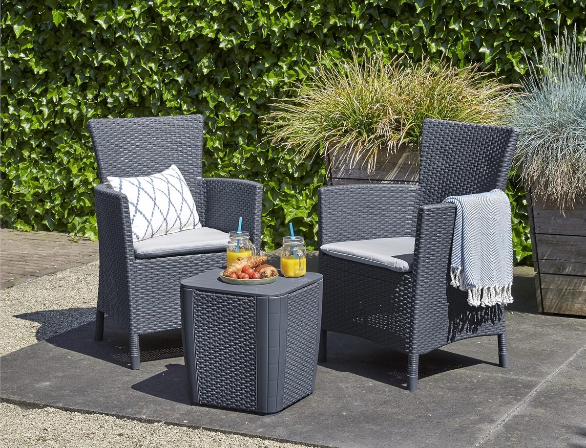 Iowa Balcony Rattan Balkonset 3-delig met Kussens – Grafiet / Cool Gray – Weerbestendige Kunststof Bistro Set 2 Stoelen + Tafel 62x60x89 cm