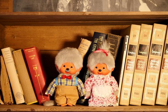 Sekiguchi 233140 - Originele Monchhichi grootvader, pluche figuur met geruit hemd, vlinderdas en beige broek, ca. 20 cm groot knuffeldier van grijs pluche — afbeelding 2