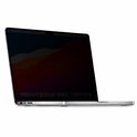 Een MacBook met een privacyfilter op het scherm, van de zijkant gezien.