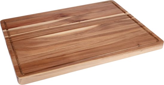 Houten snijplank met sapgroeven, op een witte achtergrond.