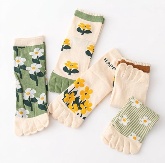 Chaussettes à cinq doigts crème et vertes avec motifs floraux et fleurs jaunes.