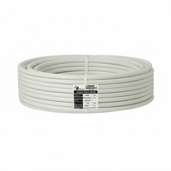 Een rol witte, drielaagse PE-slang (ø 20 mm, 50 m) met label: Irrigate, PARANA TRIPLE SERIES.