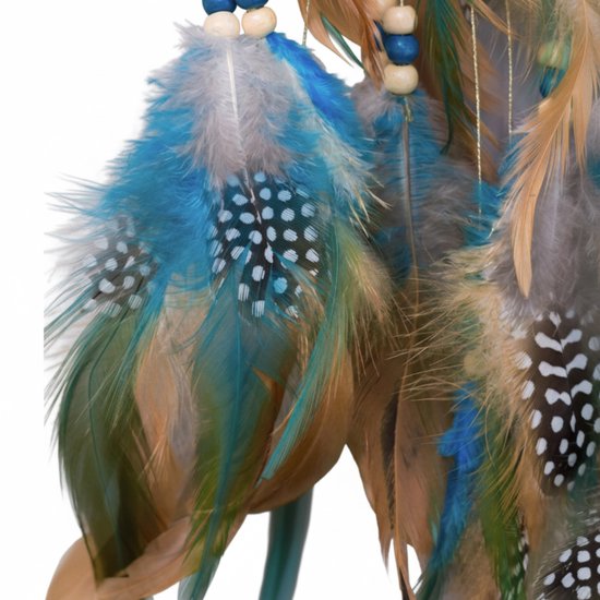 Close-up van blauwe veren met witte stippen, bruine veren en houten kralen van een dromenvanger.