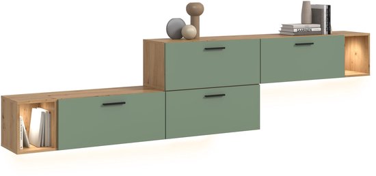 Moderne woonwand met dichte deuren in smoke green en open vakken in artisan eikenhout, met decoratie.