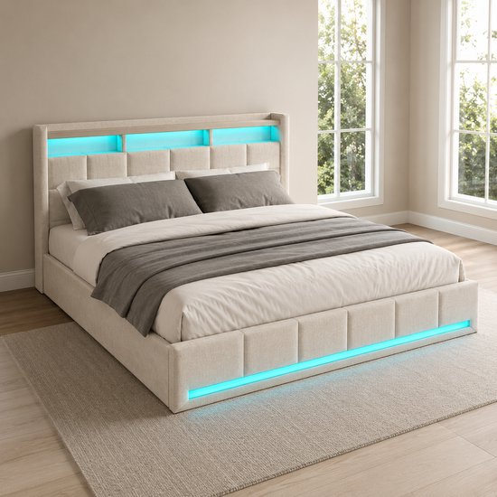Lichtbeige gestoffeerd tweepersoonsbed met hoofdbord met LED-verlichting en opbergruimte, gestyled met grijze kussens.