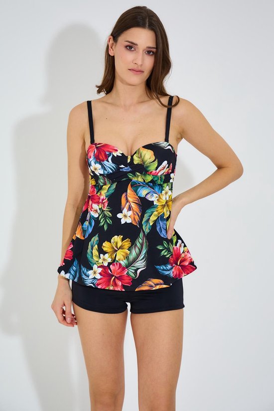 Zwarte tankinitop met tropische bloemenprint en bijpassende zwarte zwemshort. Model met verstelbare bandjes.
