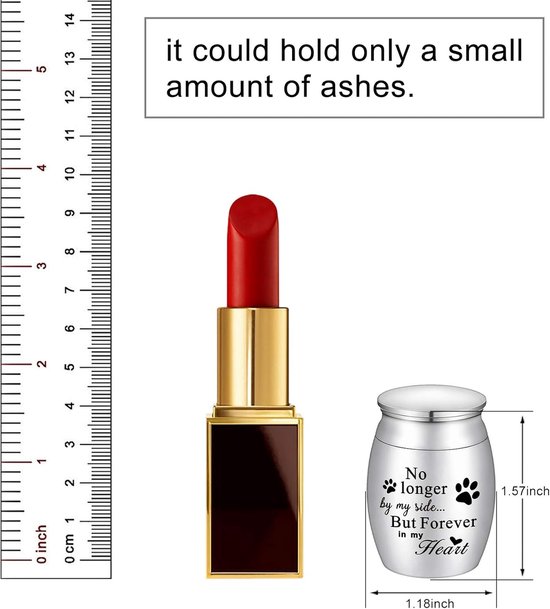 Afmetingen van de zilverkleurige mini-urn (hoogte 1.57 inch, breedte 1.18 inch) vergeleken met een rode lipstick en een meetlat.