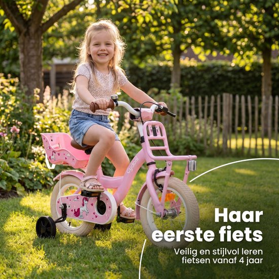 Een lachend meisje zit op een roze kinderfiets met zijwieltjes in de tuin. Haar eerste fiets.