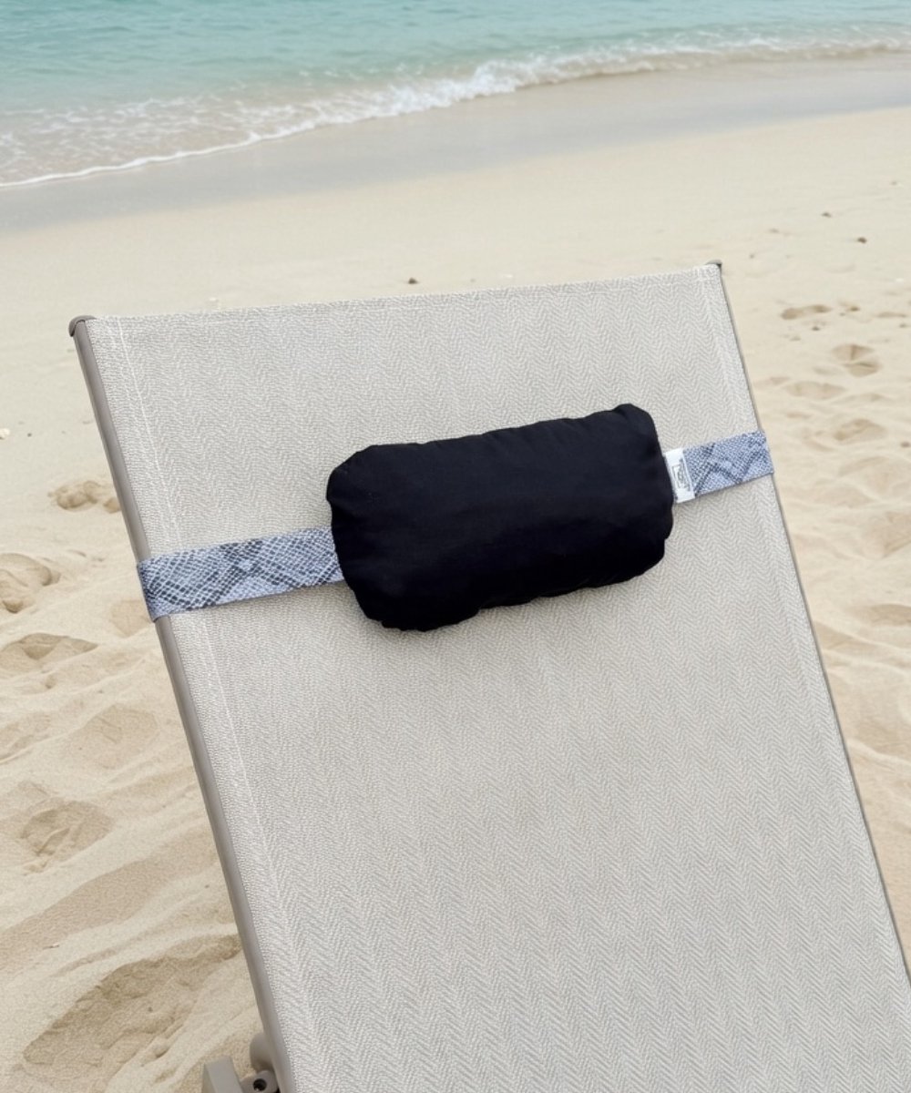 Beachcloud Zanzibar Strand Handdoek elastiek met Katoenen Kussen – Voor Strandbed & Ligbed – Zwart met Snakeprint Handdoekelastiek