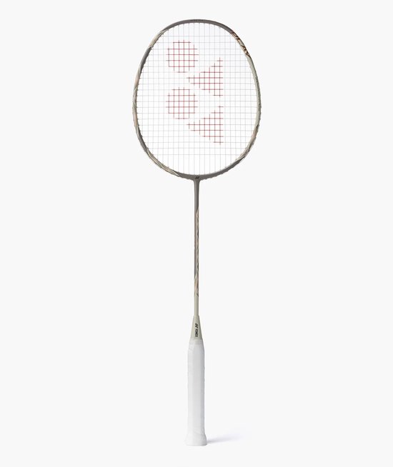 Raquette de badminton avec manche blanc et cadre gris avec un imprimé de feuilles sur le manche. Le logo Yonex est visible sur le manche.