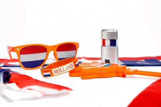 Oranje bril met Nederlandse vlag, 'HOLLAND' armband, oranje handklapper en zilverkleurige fluit.