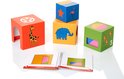 Oranje blok met giraf, gestapeld met gele blok met olifant en blauw blok met flamingo en ster. Groen blok met bliksem en nummer 3.