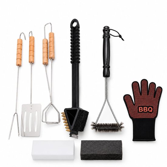 Een 7-delige BBQ schoonmaakset op een witte achtergrond met grillborstel, schraper, 4 BBQ accessoires, sponsjes en BBQ handschoen.