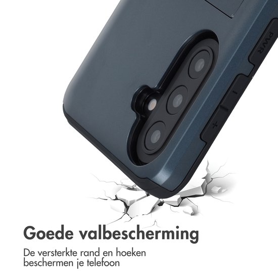 Detail van een donkerblauw telefoonhoesje met versterkte hoeken die breken op de grond.