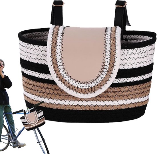 Geweven fietsmand met strepen, beige deksel en zwarte hengsels, op een fiets.