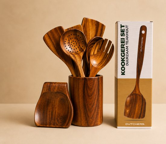 Ensemble de 5 ustensiles de cuisine en bois dans un support en bois, avec à côté une boîte 'KOOKGEREI SET DUURZAAM TEAKHOUT'.