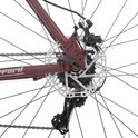 Close-up van de bordeauxrode derailleur en schijfremmen van een Hiland fiets.