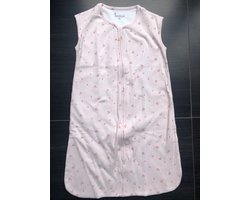 Baby slaapzak - mouwloos - biologisch katoen - 90cm - 5x2 rib in lt.rose met alloverprint kersjes