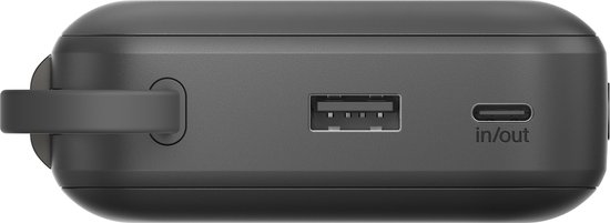 Zwarte powerbank met USB-A poort en USB-C 'in/out' poort.