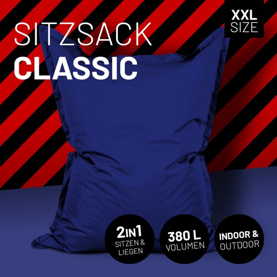 Een grote, donkerblauwe zitzak, model 'Sitzsack Classic XXL', staat op een achtergrond met rode en zwarte strepen. Tekst zegt 'XXL SIZE'.