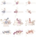 Collage van elf haaraccessoires met bloemen in blauw, roze en paars, met parels en gouden bladeren.