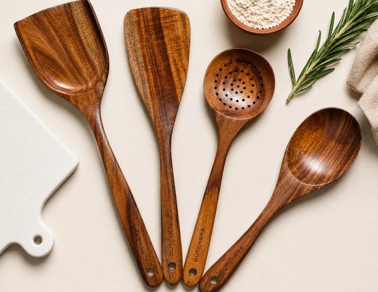 Quatre ustensiles de cuisine en bois : une spatule wok, une spatule plate, une écumoire et une cuillère, avec le texte « DUTCHERS » sur les manches.
