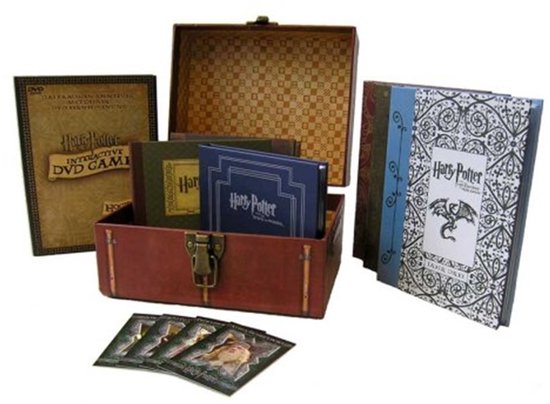 Open rode kist met daarin Harry Potter dvd's en kaarten. Naast de kist staan boeken en een DVD game.