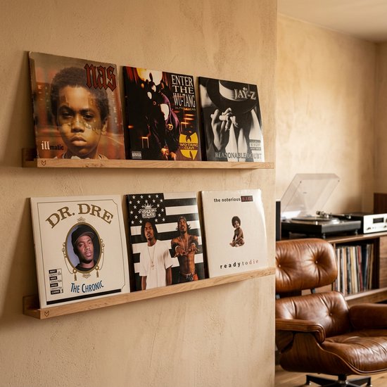 Zes hiphop LP's op twee houten planken: 'Illmatic', 'Enter the Wu-Tang', 'Reasonable Doubt', 'The Chronic', 'All Eyez on Me', 'Ready to Die'.