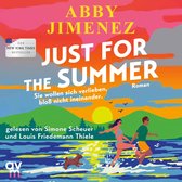 Boekcover: Abby Jimenez, Just for the Summer. Een illustratie van een zomerse zonsondergang met twee mensen en een hond die door het water rennen.