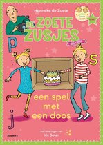 Een boekcover met twee lachende meisjes, een taart in een doos en de tekst 'De Zoete Zusjes een spel met een doos'.