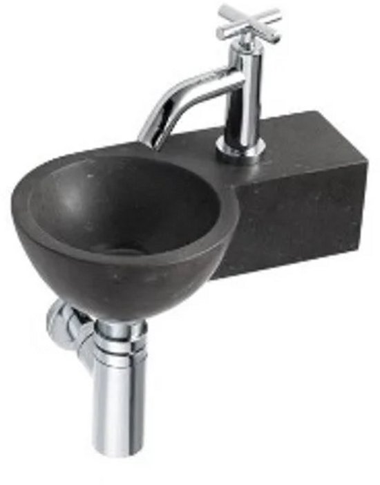 Lavabo en pierre naturelle sombre avec robinet chromé à tête en croix et siphon apparent.