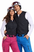 Man en vrouw in zwarte verwarmde vesten met skihandschoenen en helmen. Zij draagt een roze skibroek, hij een blauwe.