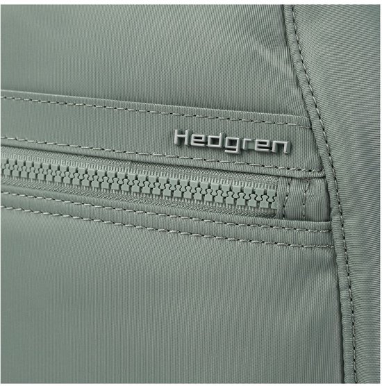 Close-up van de rits en het Hedgren logo op een groene rugzak.