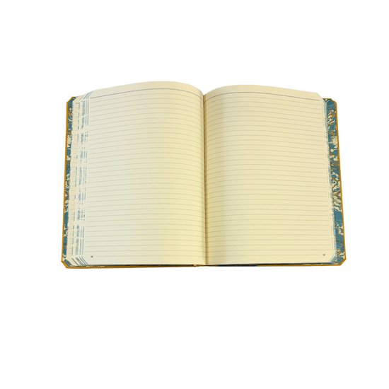 Een geel notitieboek met open, gevouwen pagina's, gedrukt met blauwe lijnen, en een marmeren binnenkant met blauwe en oranje patronen.