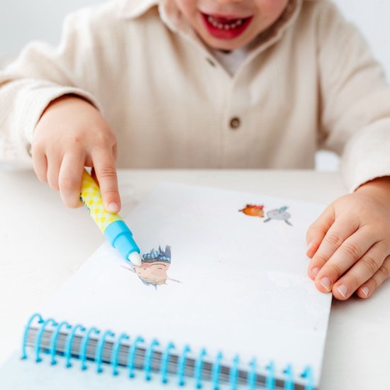 Kind gebruikt een magische waterpen om te tekenen in een Fien & Teun waterboekje.