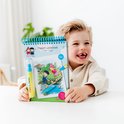Een lachende jongen houdt een magisch waterboekje vast met Fien & Teun erop.