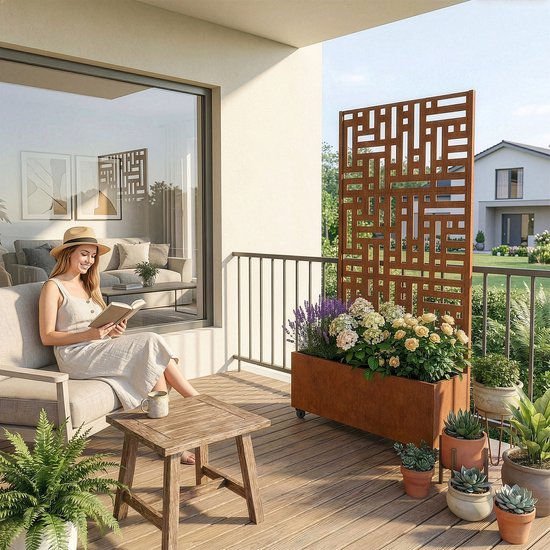 Vrouw leest op balkon naast roestkleurig tuinscherm met bloeiende planten.