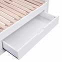 Gedetailleerd zicht op een open lade van een witte slaapbank met een houten lattenbodem.