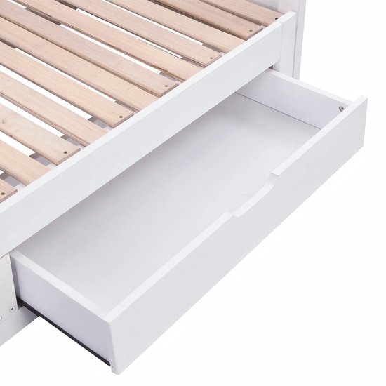 Gedetailleerd zicht op een open lade van een witte slaapbank met een houten lattenbodem.