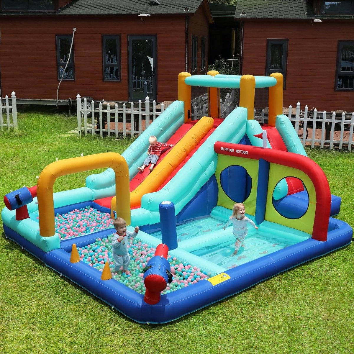 Opblaasbaar kinderwaterpark met dubbele waterglijbaan, trampoline en klimwand, 7-in-1 speelplezier voor kinderen vanaf 3 jaar, ideaal voor tuin en binnengebruik, inclusief waterpistolen en kinderbadje, 365 x 450 x 217 cm