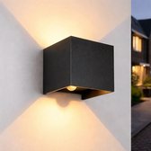 Zwarte kubus buitenlamp die licht naar boven en beneden schijnt op een witte muur.