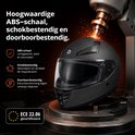 Matzwarte integraalhelm met dubbel vizier, in een industriële setting. Kenmerken: ABS-schaal, schok- en doorboorbestendig. ECE 22.06 gecertificeerd.