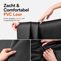 Close-up van zwarte, zachte PVC-leerstof. Met 'Zacht & Comfortabel PVC Leer' in tekst.