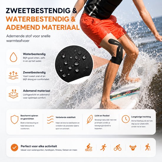 Surfer met zwarte kinesiotape op de knieën, die de waterdichte en ademende eigenschappen toont.